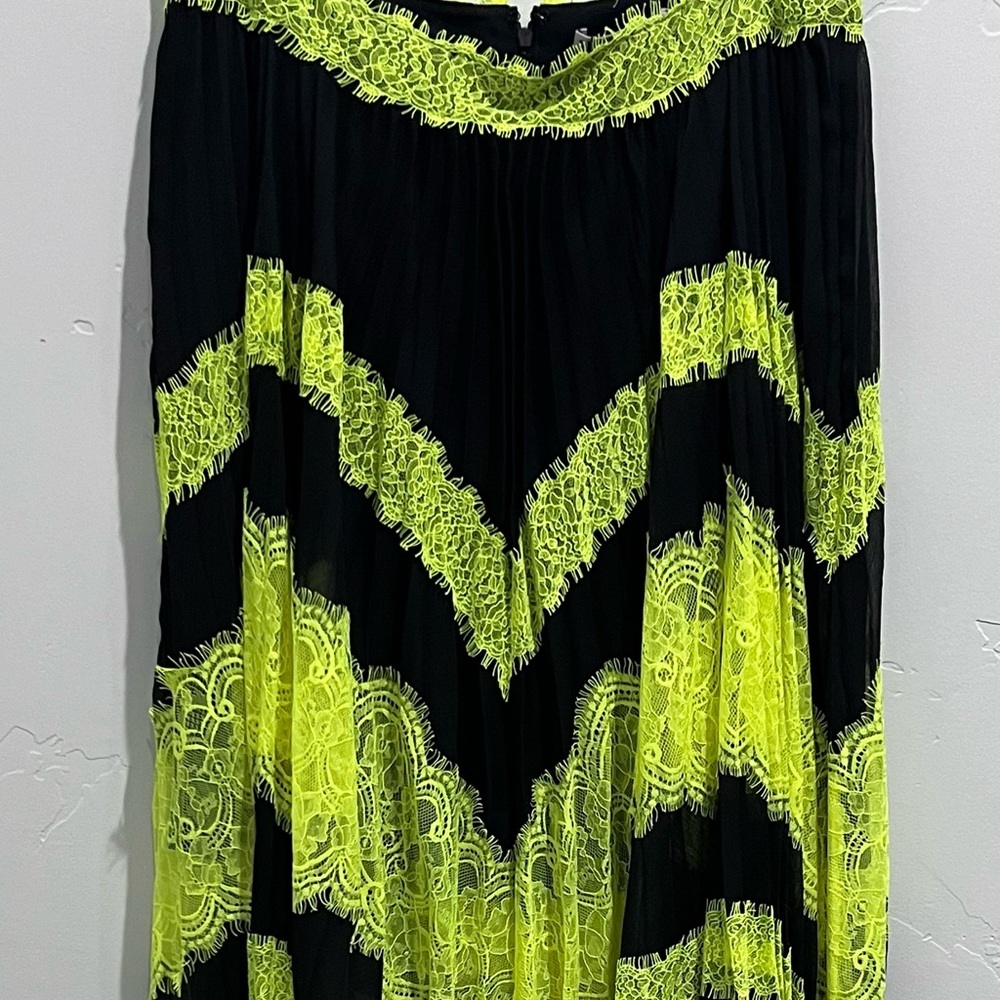 ALICE + OLIVIA- Katz Lace Trim Pleated Skirt. Black & Neon. Size 12. NWT.